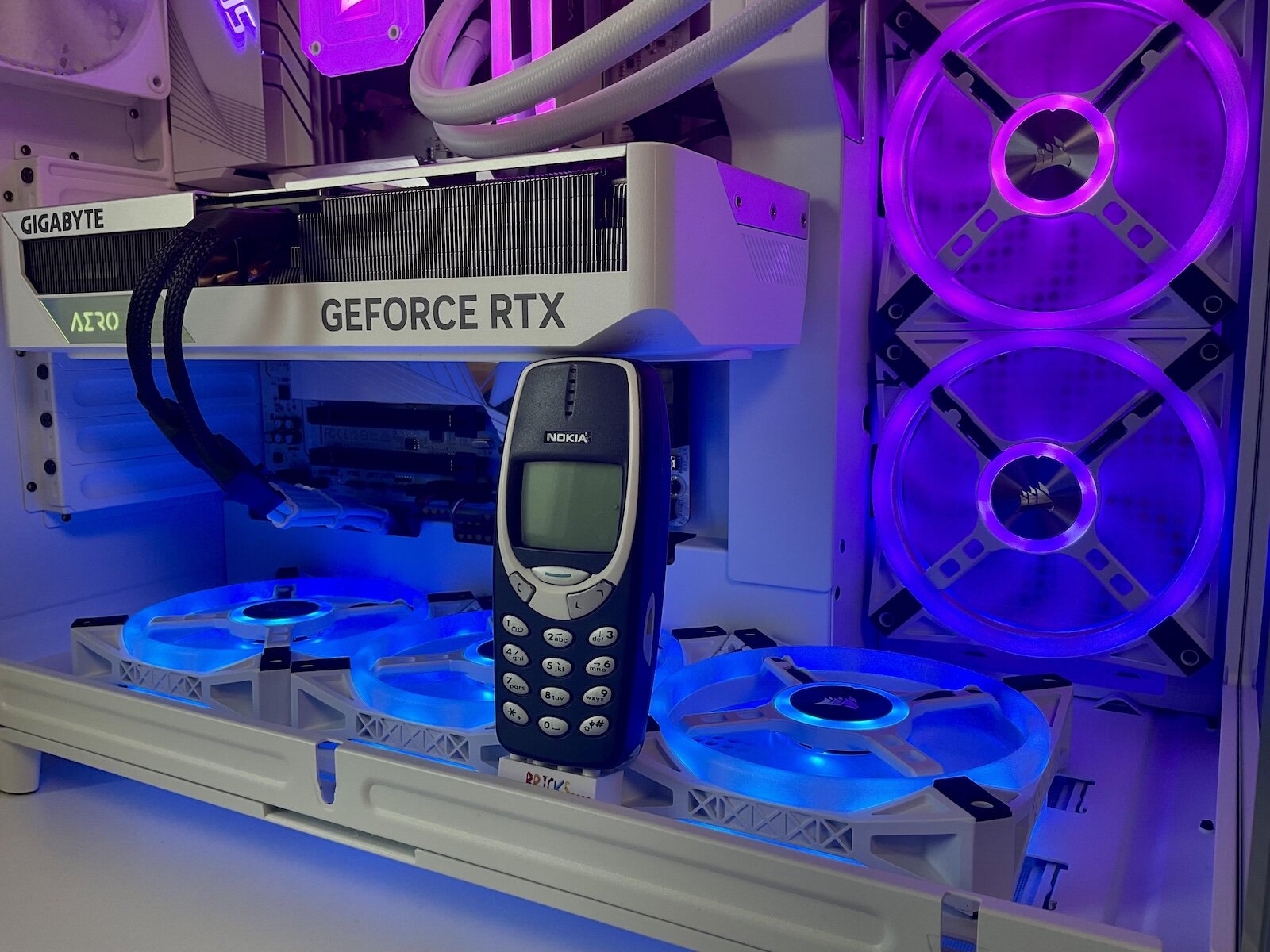 Эта подставка под видеокарту переживёт даже RTX 10090