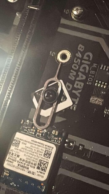 Когда нет крепления для SSD, но в душе ты инженер
