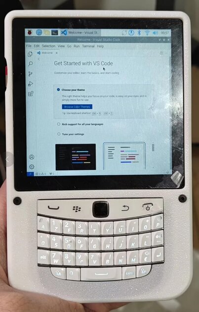 Инженер построил портативный ПК на базе Raspberry Pi 4B с клавиатурой от Blackberry
