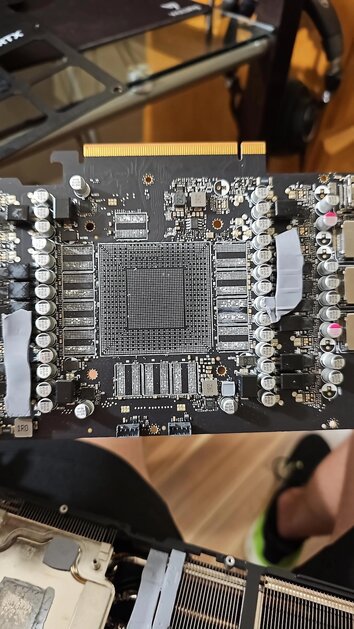 Скам года: геймер купил RTX 4090 и обнаружил, что из неё выпаяли графический процессор и чипы памяти