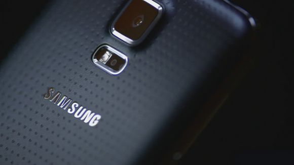 Официальные рекламные ролики смартфона Samsung GALAXY S5 и часов Samsung Gear 2