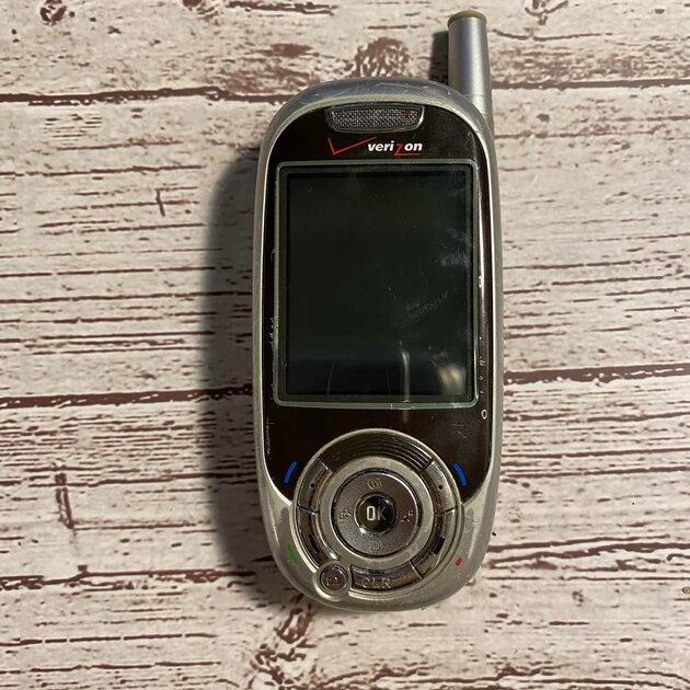 Nokia 6305 — телефон из времени, когда дизайн был уникален