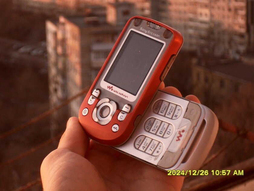 Sony Ericsson W600i — самый странный слайдер от шведо-японской компании