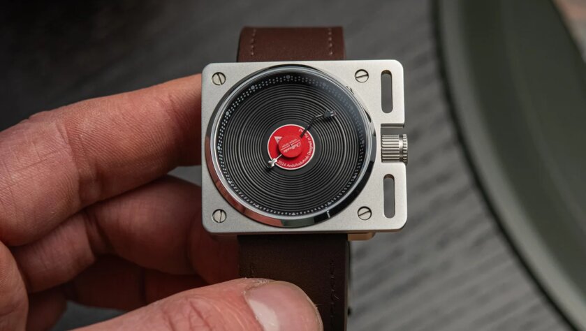Представлены часы Vinyl Record Automatic Watch в виде мини-проигрывателя винила