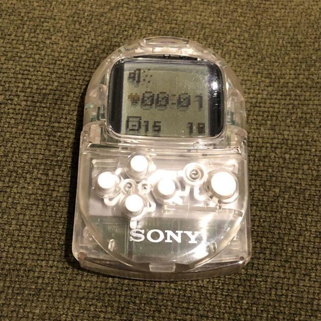 В 1999 году Sony выпустила PocketStation — портативную карту памяти со встроенным ЖК-экраном