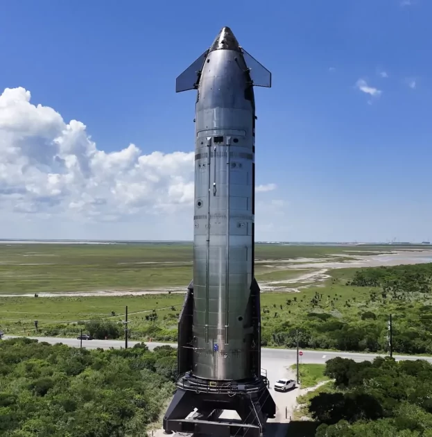 Гигантскую ракету Starship готовят к запуску — и это только одна ступень