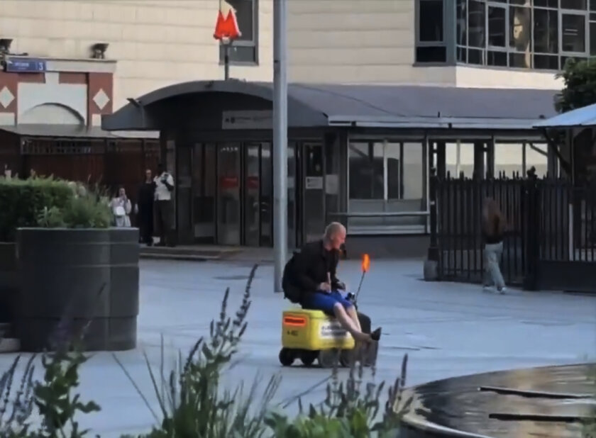 Из Москвы разлетелось видео, как подвыпивший человек пытался оседлать робота-курьера — не получилось