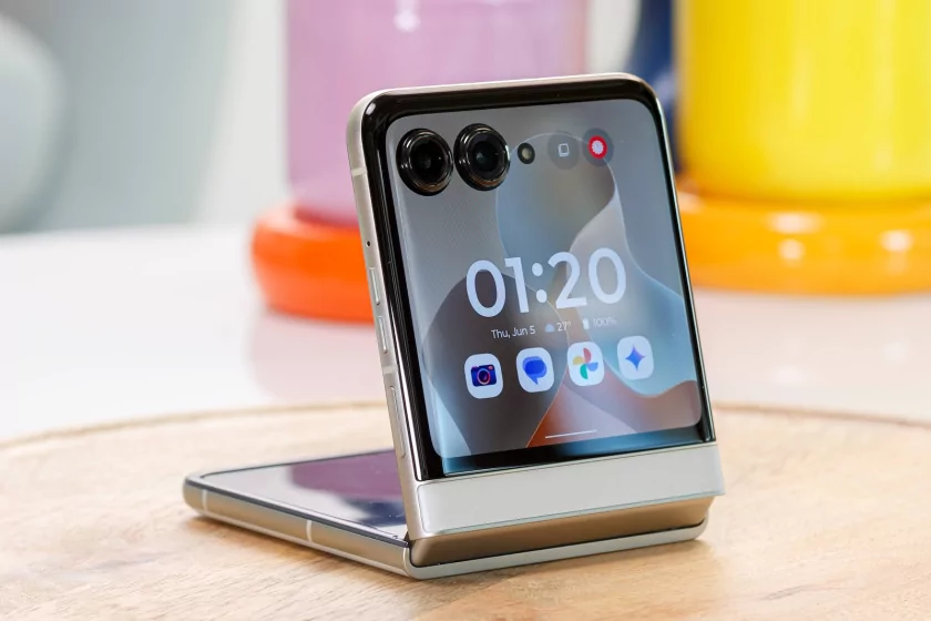 Шикарный дисплей, неплохие камеры и минимум апгрейдов: обзор Motorola Razr 60