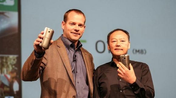 HTC назвала GALAXY S5 куском дешевого пластика
