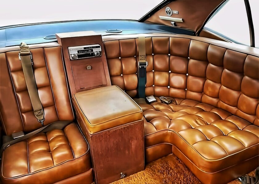 Этот салон Oldsmobile выглядит и роскошно и смешно одновременно