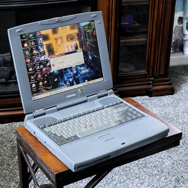 Этот Toshiba 2180CDT — компактный игровой ПК для DOS и Windows 95