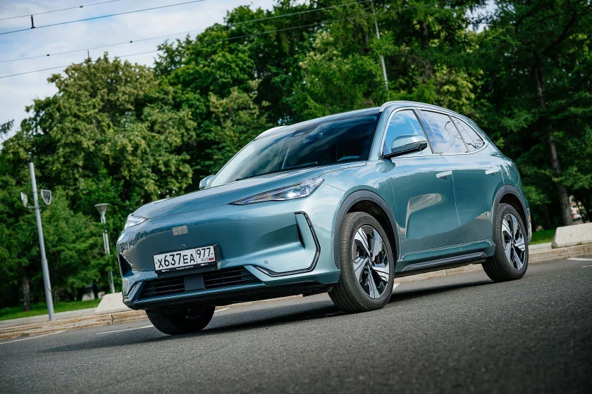 Первый электрокар Geely в России — обзор EX5. Готов ли он к нашей зиме, дорогам и розеткам