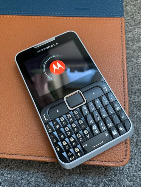 MotoGO! — бразильский «клавиатурник» от Motorola с удобной фишкой