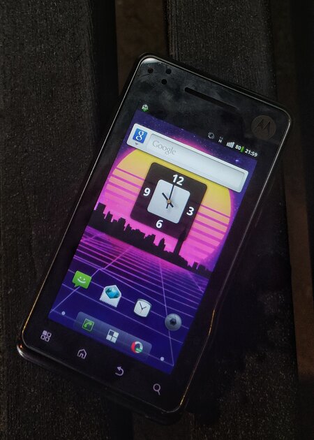 Ловите ретро-вайб от Motorola Milestone