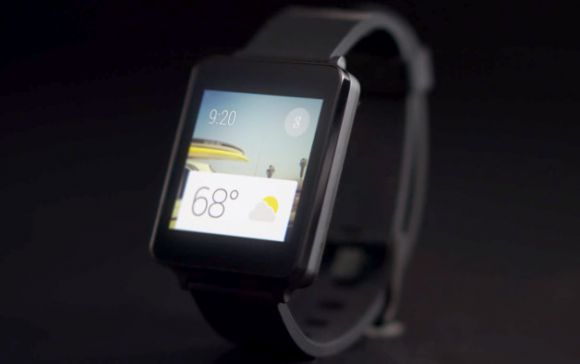 Живая фотография умных часов LG G Watch в работе