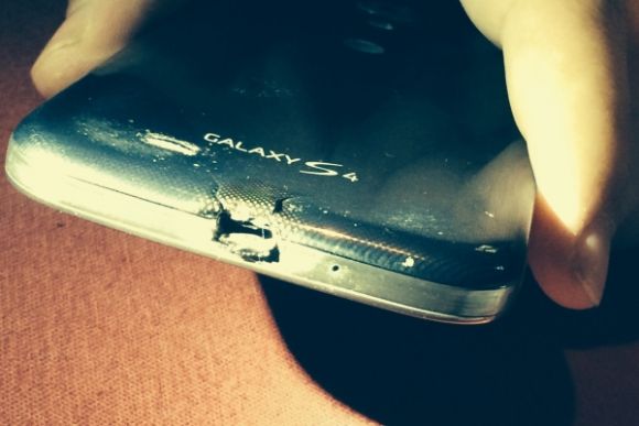 Компания HTC предложила фирменный флагман владельцу сгоревшего смартфона Samsung GALAXY S4