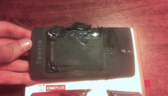 OnePlus One взорвался в джинсах владельца