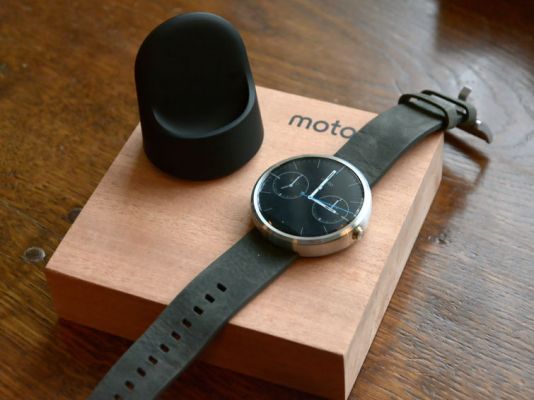 Часы Moto 360 поддерживают сторонние беспроводные зарядки