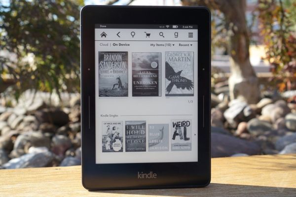 Amazon представила новую читалку Kindle Voyage и обновила бюджетный ридер