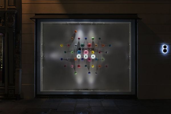 Apple публично продемонстрировала свои часы на витрине парижского бутика