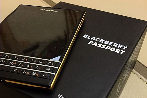 Золотой вариант BlackBerry Passport появился на живых фотографиях