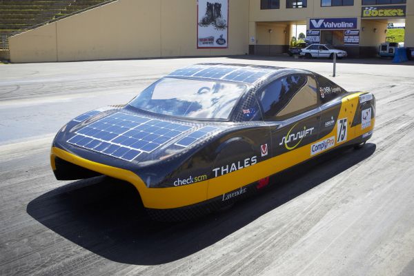 Австралийские студенты собрали автомобиль на солнечных батареях, который стал рекордсменом