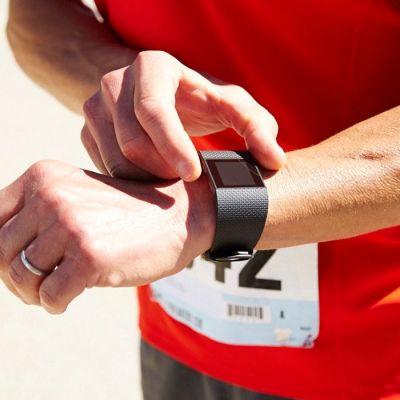 Fitbit представила свои новые часы Surge и умные браслеты Charge