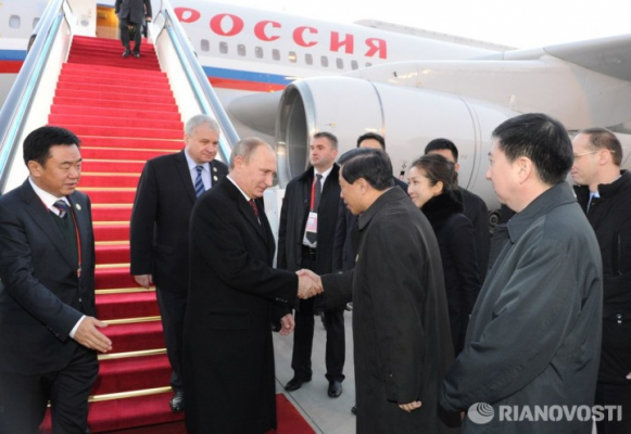 Президент России подарил главе КНР смартфон YotaPhone 2
