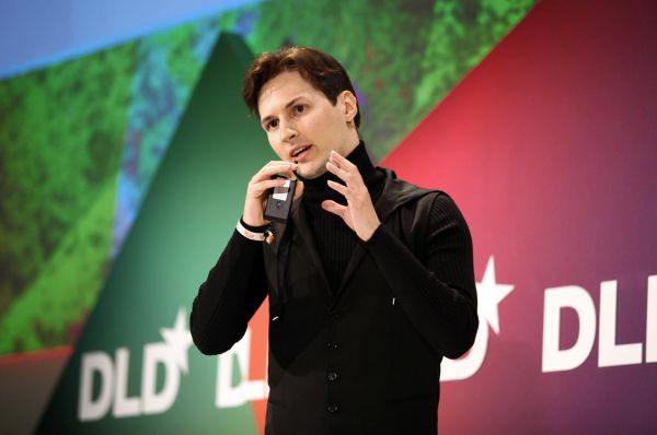 Павел Дуров раскритиковал WhatsApp за копирование и отсталость