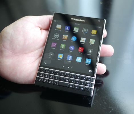 BlackBerry предлагает обменять iPhone на Passport