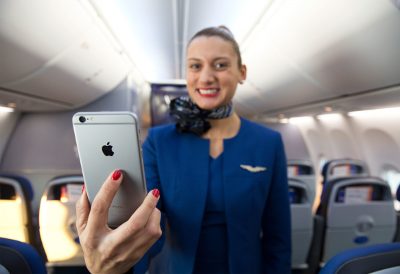 Apple iPhone 6 Plus будет служить бортпроводникам United Airlines по всему миру