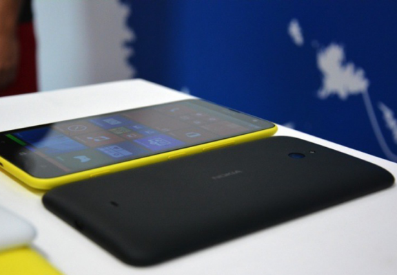 Фотографии корпуса Microsoft Lumia 1330 в сравнении с Lumia 535
