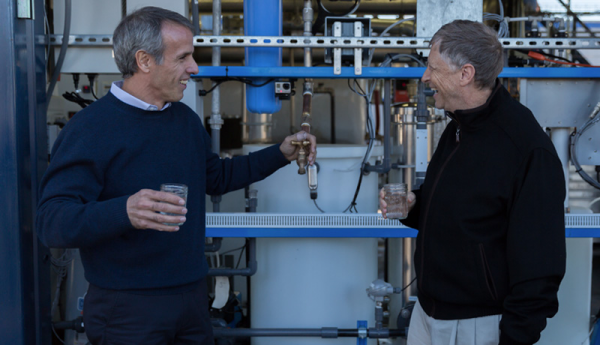 Билл Гейтс попробовал воду, полученную в итоге переработки человеческих отходов