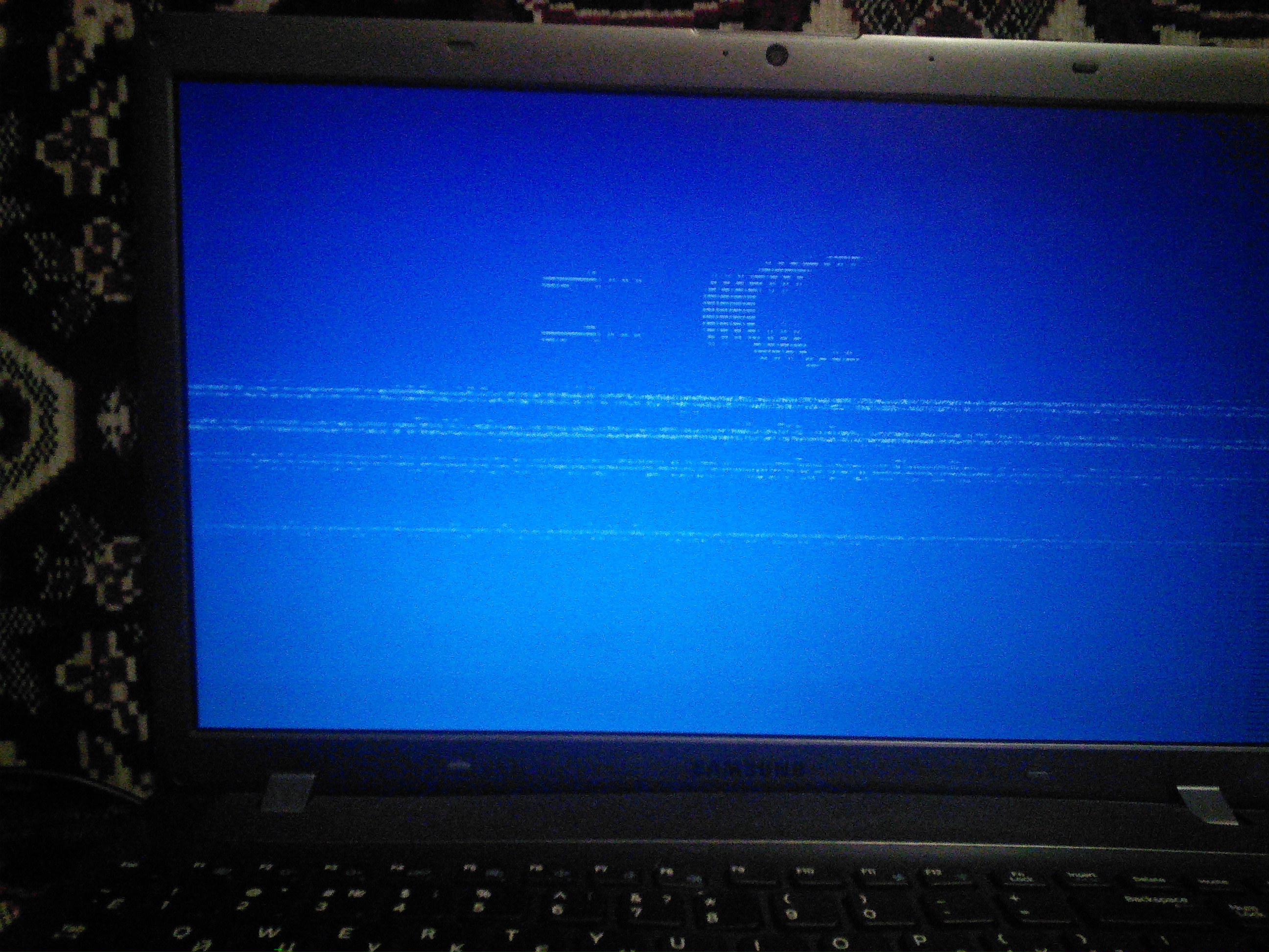 Завис ноутбук черный экран. Голубой экран на ноутбуке. Синий дисплей на ноутбуке. Экран смерти на ноутбуке леново. Экран зависшего ноута.