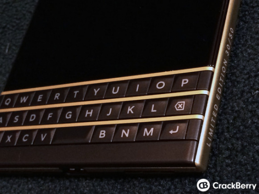 Живые фотографии BlackBerry Passport Limited Edition Black & Gold