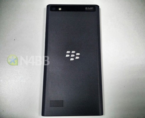 Сенсорный BlackBerry Leap появился на фото