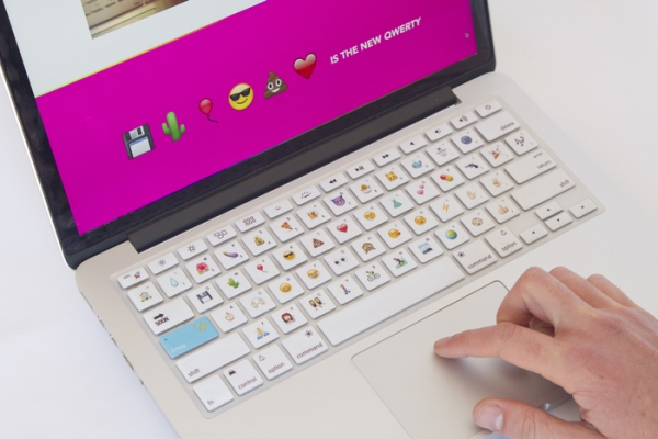 Нелепое превращение клавиатуры MacBook в emoji-клавиатуру