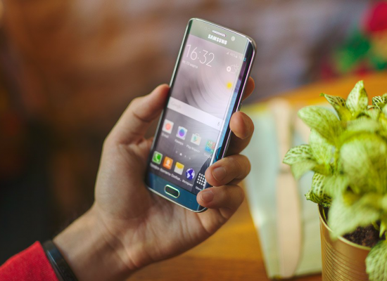 Samsung демонстрирует богатую историю Galaxy S в новом промо