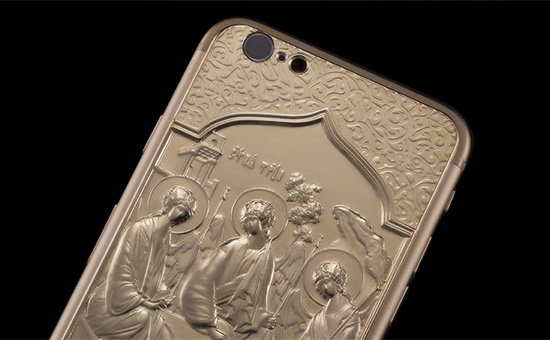 В России начались продажи позолоченного iPhone с изображением «Троицы»