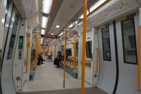 В Лондонском метро арестовали мужчину, заряжавшего телефон