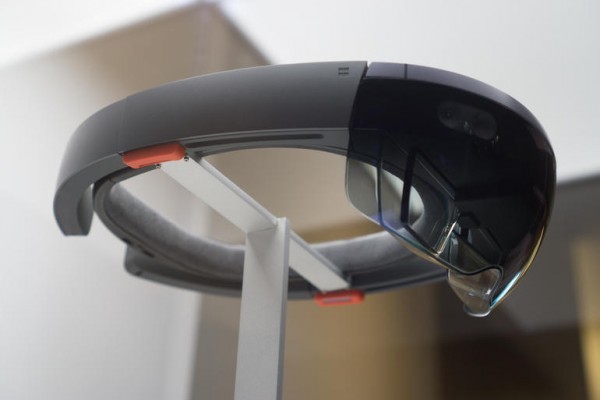 Microsoft выпустит HoloLens для разработчиков и бизнеса в 2016 году