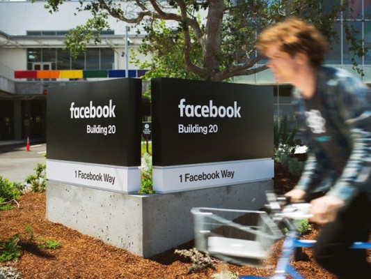 Facebook* отказывается хранить персональные данные пользователей в России