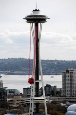 Запуск Angry Birds Space со Space Needle