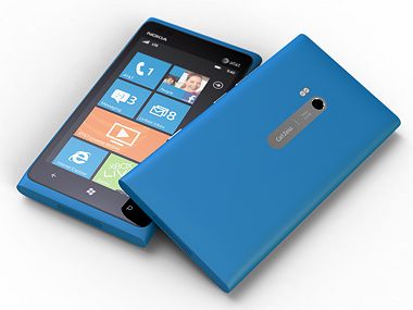 Nokia Lumia 900 будет сопровождать HTC Titan II 8 апреля 2012