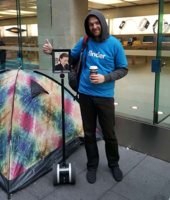 В Австралии робот стоит в очереди в ожидании iPhone 6S