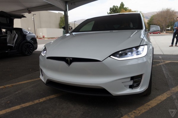 Вышел новый электрокар Tesla Model X с химической защитой