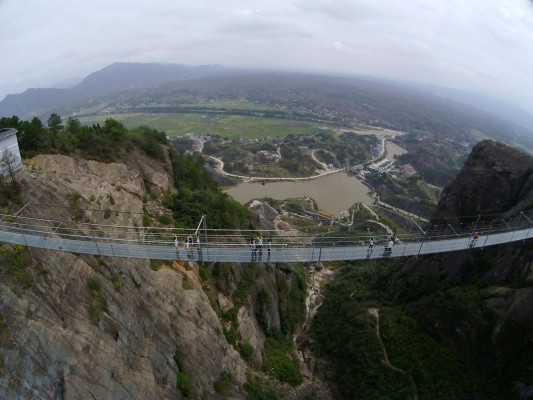 В Китае построили прозрачный мост из стекла