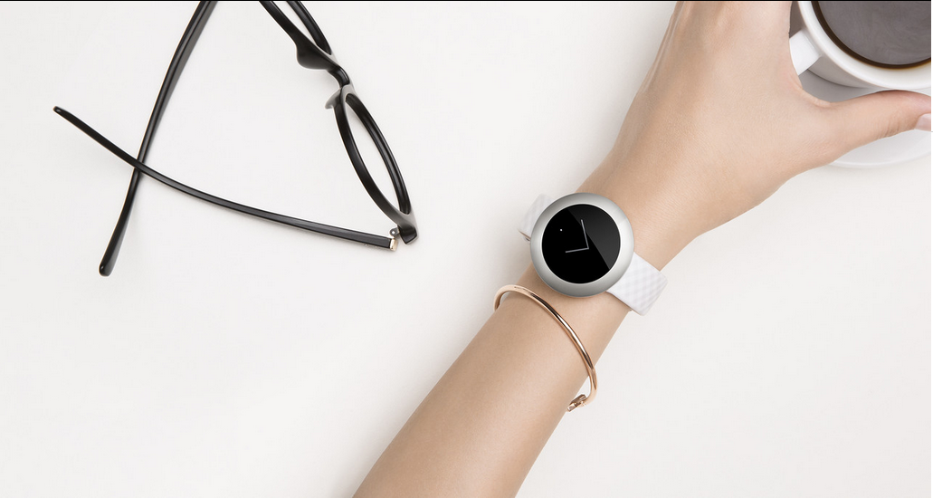 Фитнес-трекер Honor Band доступен для приобретения в России