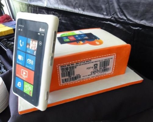 Торт в форме Nokia Lumia 900