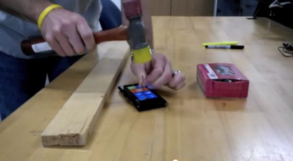 Nokia Lumia 900 против молотка